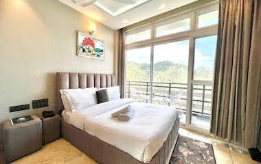 Deluxe Room king bed with mountain view