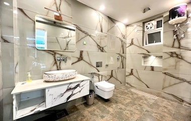 Hilltop Suite marble bathroom